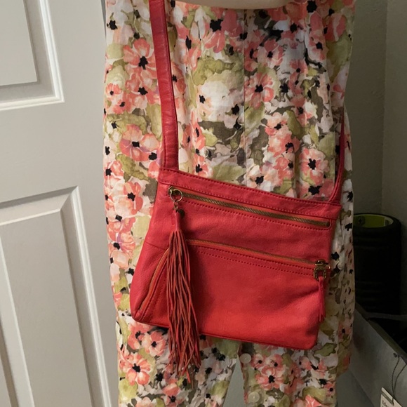 Hobo International red leather crossbody bag w/tassel - Picture 2 of 12